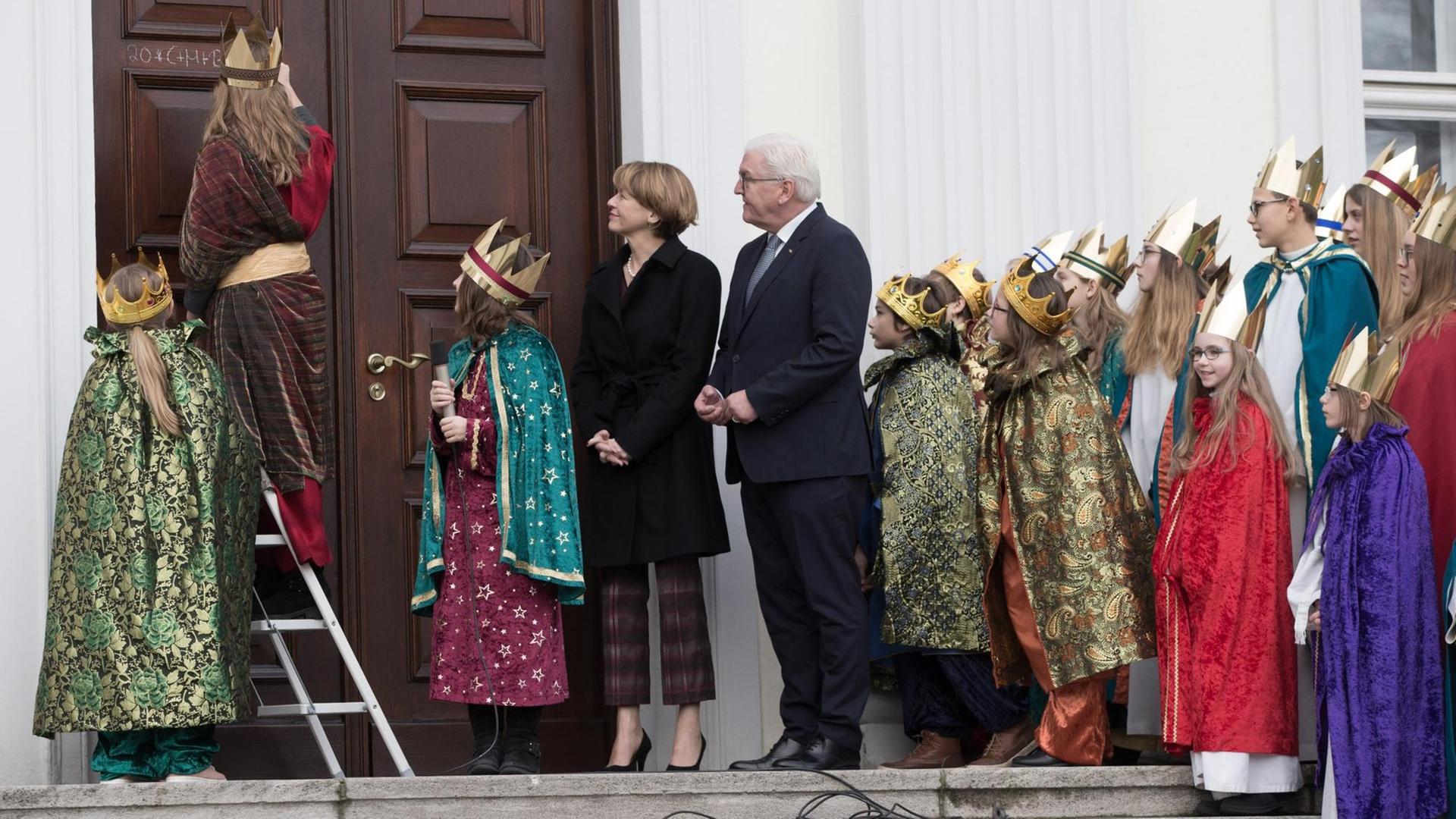 Die Sternsinger schreiben den Segen an das Portal von Schloss Bellevue und vertreten dabei die Sternsinger aus ganz Deutschland (2020) Die Sternsinger schreiben den Segen an das Portal von Schloss Bellevue und vertreten dabei die Sternsinger aus ganz Deutschland (2020)