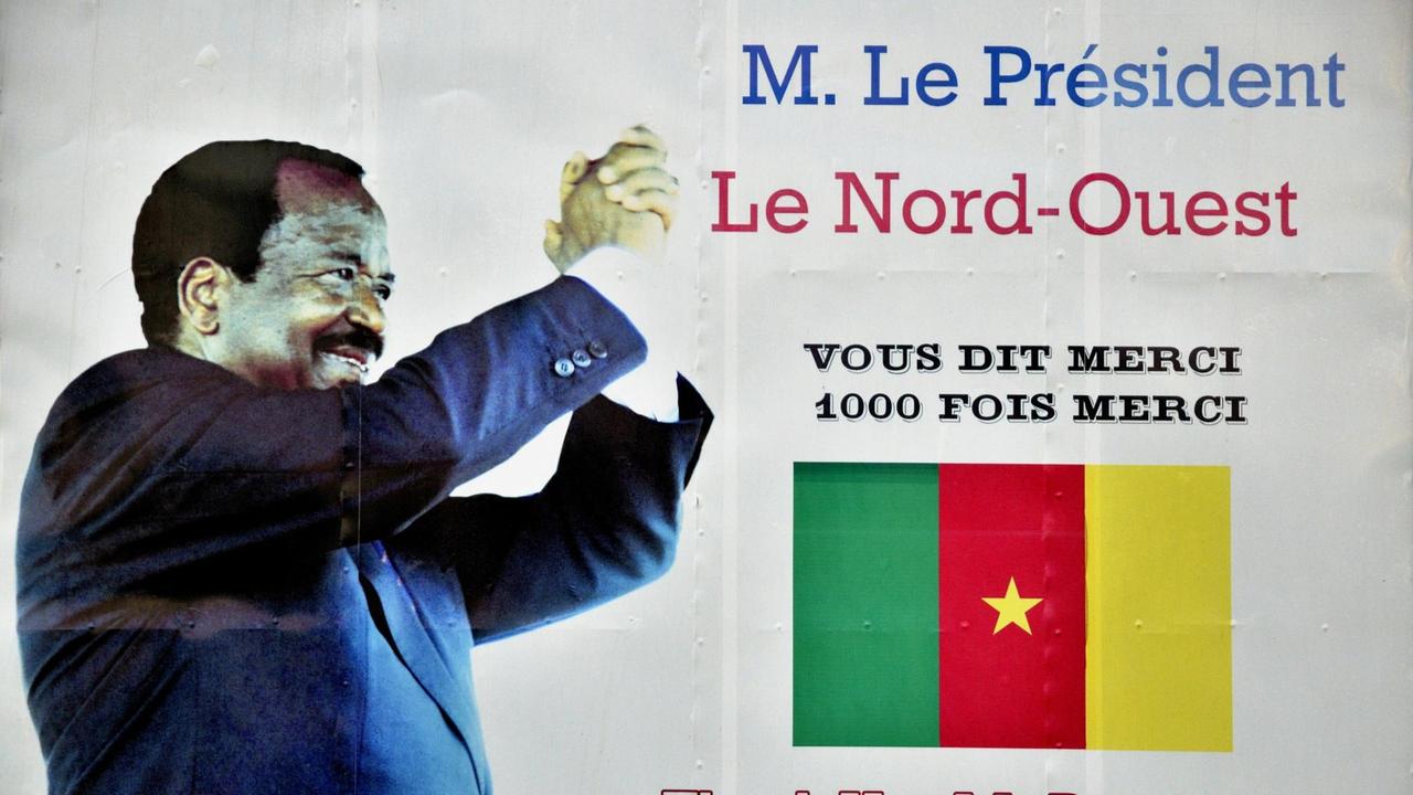 Wahlwerbung für Kameruns Präsident Paul Biya, Bamenda, Kamerun, Zentralafrika, Afrika | imageBROKER / picture-alliance | Verwendung weltweit, Keine Weitergabe an Wiederverkäufer.