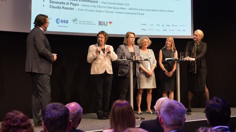 Viele reden, eine tut was: Claudia Kessler (auf dem Podium in der Mitte) will eine Astronautin aus Deutschland ins All schicken