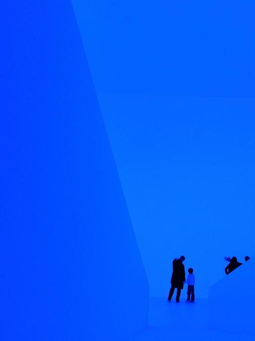 Die begehbare Lichtinstallation des amerikanischen Lichtkünstlers James Turrell mit dem Titel "Bridget's Bardo" - ausgestellt 2010 im Kunstmuseum Wolfsburg.