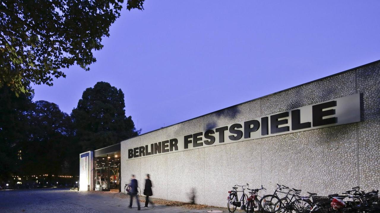 Das Haus der Berliner Festspiele in Berlin-Charlottenburg im Abendlicht.