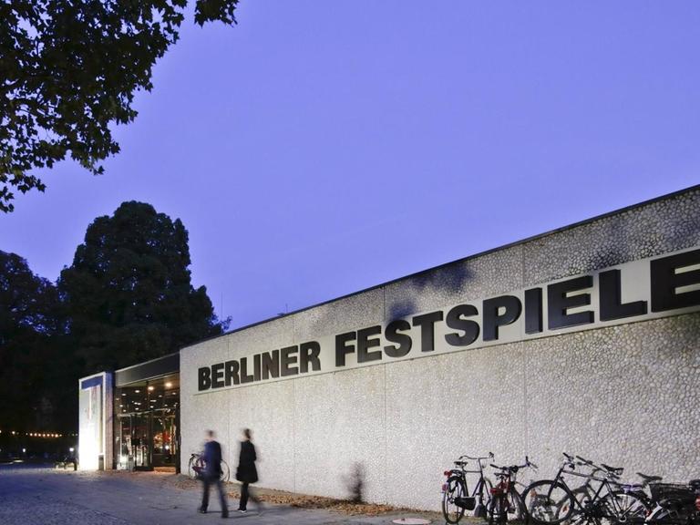 Das Haus der Berliner Festspiele in Berlin-Charlottenburg im Abendlicht.