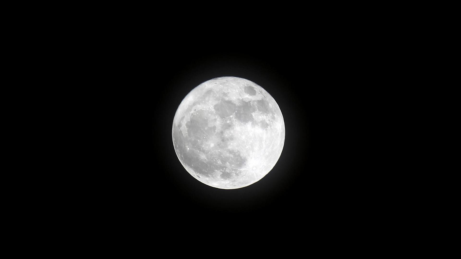 Ein sogenannter 'Supermond', (englisch super moon) ist ein vom Astrologen Richard Nolle geprägter Ausdruck für einen Vollmond oder Neumond, der sich im oder nahe beim erdnächsten Punkt seiner Umlaufbahn um die Erde befindet.