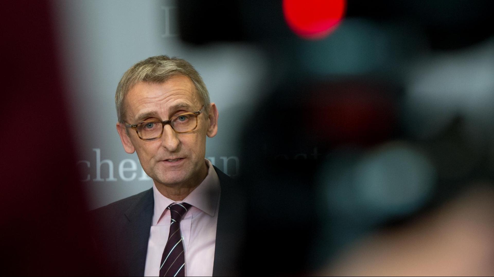 Ausschussmitglied Armin Schuster (CDU) gibt am 05.02.2015 in Berlin in einer Pause der Sitzung des Untersuchungsausschuss des Bundestages in Berlin ein Statement ab. Foto: Maurizio Gambarini/dpa