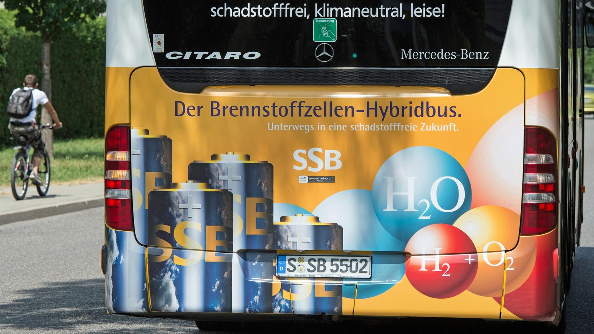 Heckansicht eines Brennstoffzellen-Hybridbus der Stuttgarter Straßenbahnen AG (SSB)