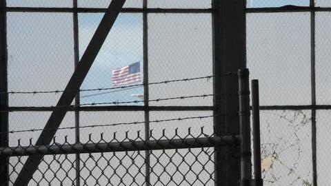 Eine US-Flagge weht am 21.08.2013 auf dem Gelände des geschlossenen Gefangenenlagers "Camp X-Ray" auf Guantánamo Bay auf Kuba.