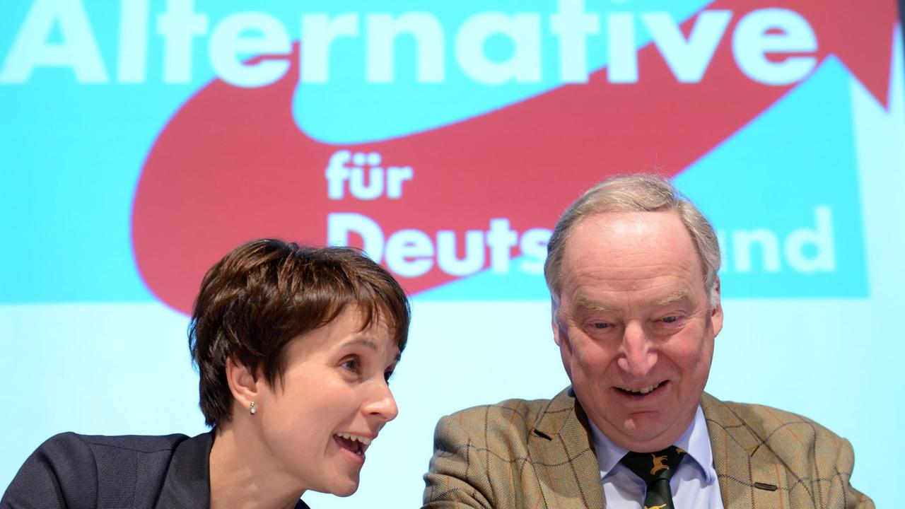 Frauke Petry (links) unterhält sich mit Alexander Gauland, dahinter das Logo der Alternative für Deutschland.