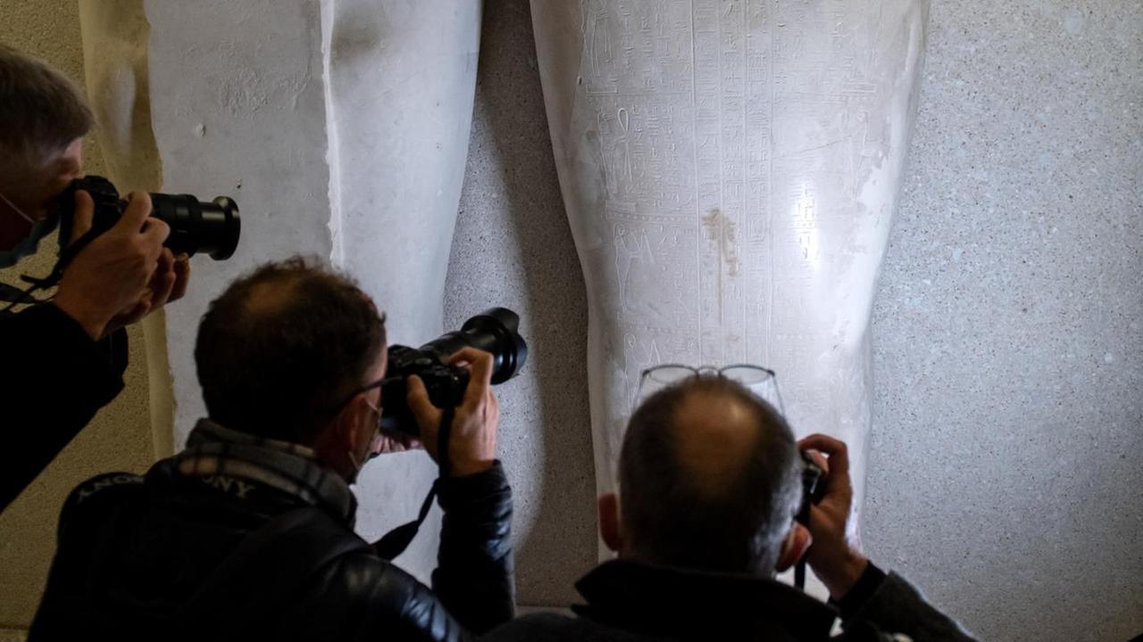 Medienvertreter fotografieren Spuren der Sachbeschädigungen an einem Sarkophag des Propheten Ahmose im Neuen Museum auf der Berliner Museumsinsel, aufgenommen am 21.10.2020.