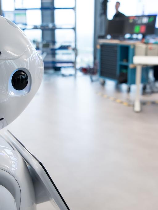 Der Roboter "Pepper" steht am 26.04.2017 in München (Bayern) in einem Showroom in der Firmenzentrale von IBM. Pepper ist ein humanoider Roboter, der darauf programmiert ist, Menschen und deren Mimik und Gestik zu analysieren