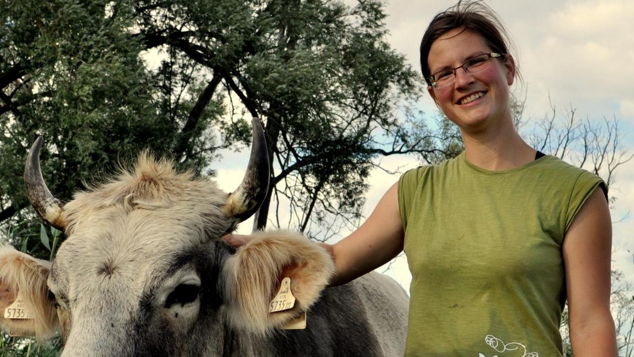 Bio-Bäuerin Anja Hradetzky mit Kuh Emmily.