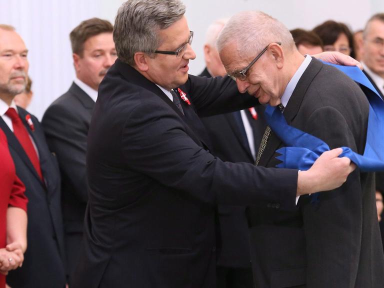 Der litauische Dichter Tomas Venclova (r) erhält am 11.11.2013 von Polens Präsident Bronislaw Komorowski den Verdienstorden der Republik Polen.