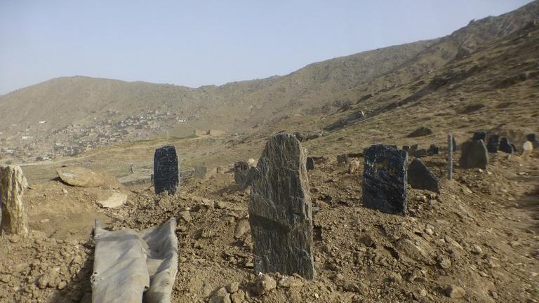 Auf diesen kahlen Berghängen am äußerten, südöstlichen Stadtrand von Kabul begräbt die afghanische Hauptstadt ihre Selbstmordattentäter.