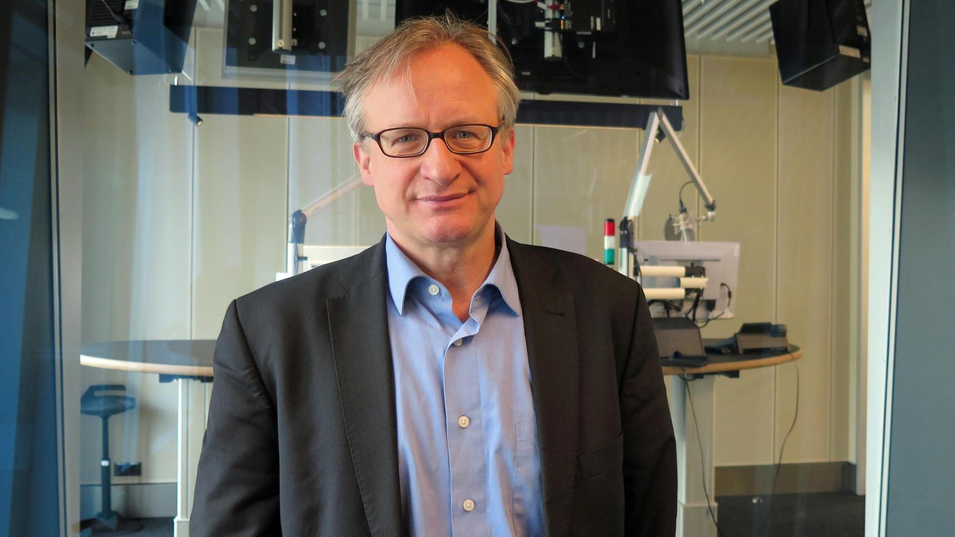 Der Politikwissenschaftler und Publizist Albrecht von Lucke in Studio 9.