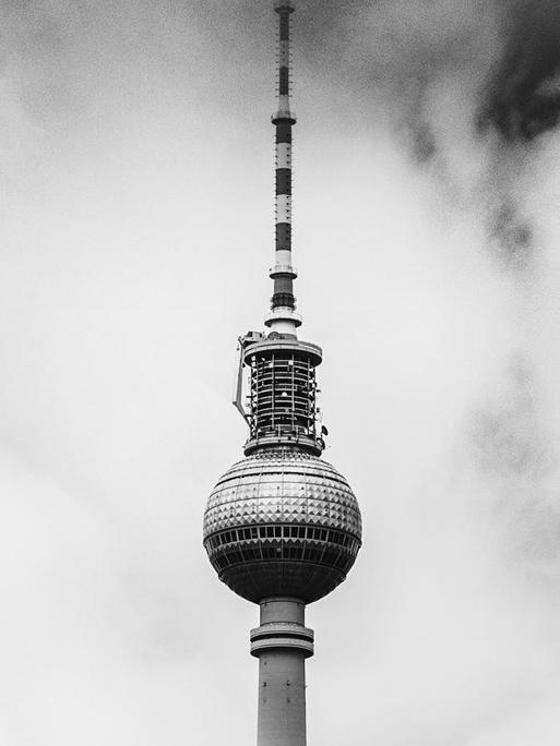Der Berliner Fernssehturm ist zwischen Wolken zu sehen.