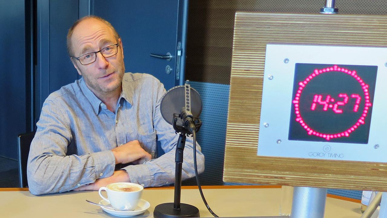 Björn Klauer im Studio von Deutschlandradio Kultur
