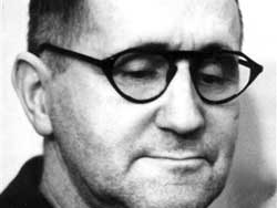 Der Schriftsteller und Dramatiker Bertolt Brecht auf einem undatierten Archivbild. Der Schriftsteller und Dramatiker Bertolt Brecht auf einem undatierten Archivbild.