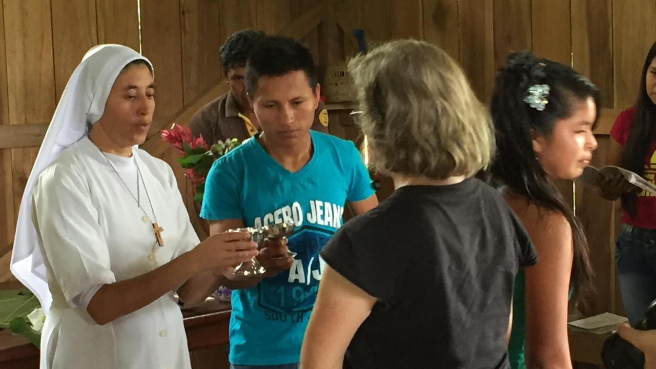 Gottesdienst mit einer Ordensschwester in Selva Alegre