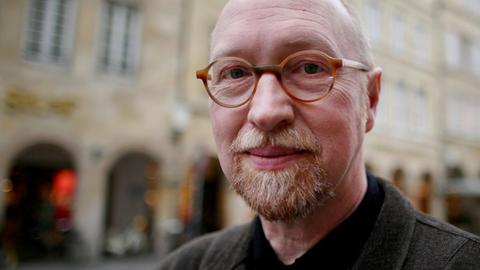 Der Schriftsteller Burkhard Spinnen steht in seiner Heimatstadt Münster auf dem Prinzipalmarkt.