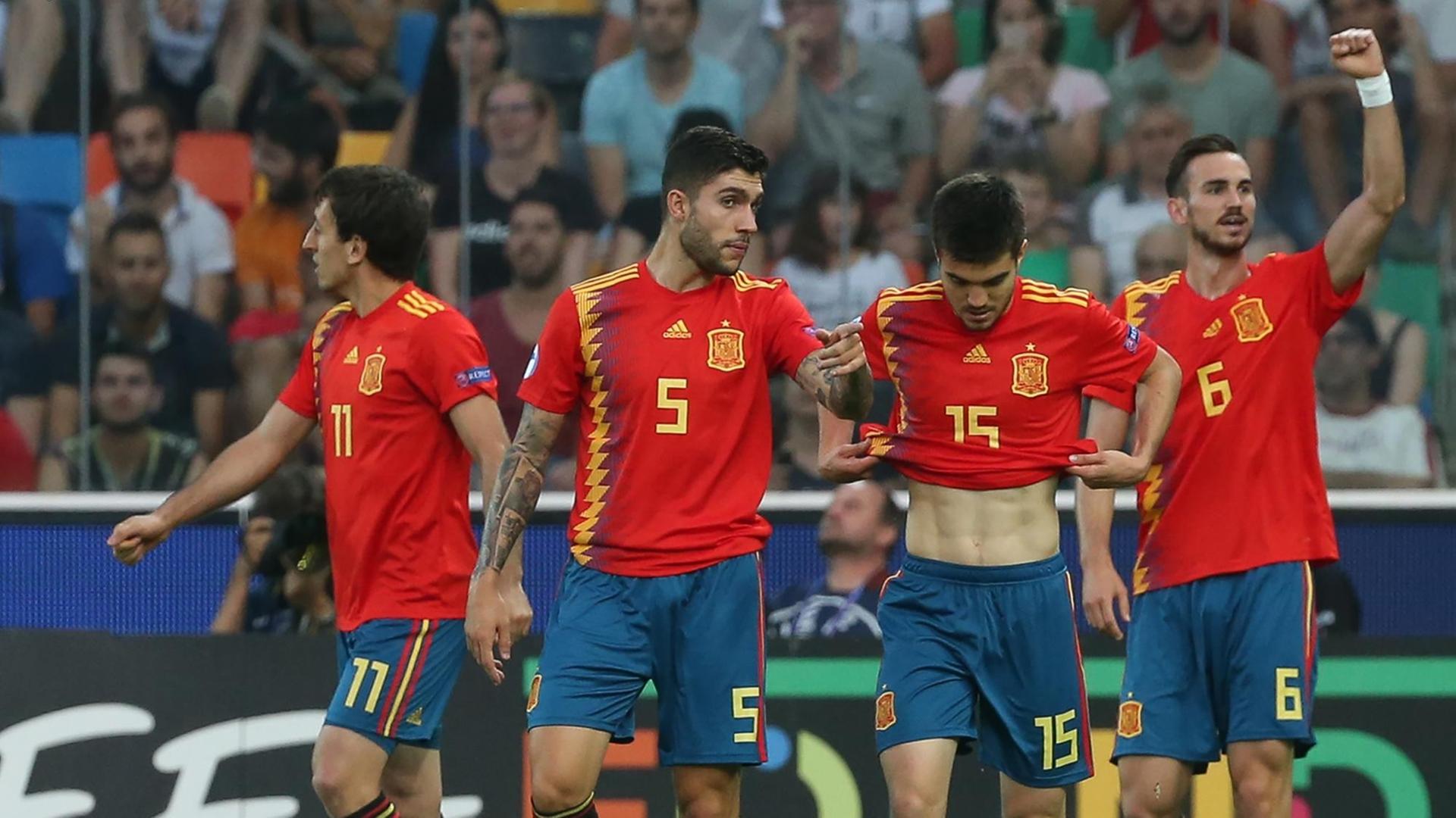 Das Foto zeigt die spanische U21-Mannschaft. Sie jubelt über ein Tor.