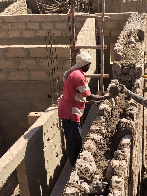 Bauarbeiten in Timbuktu mit klassischer, traditioneller Methode