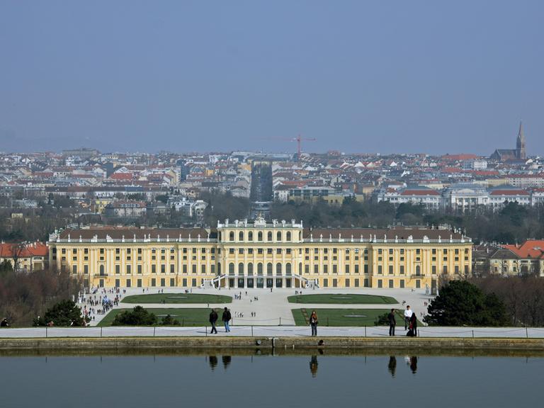 Die Stadt Wien mit Schloss Schönbrunn im Vordergrund.