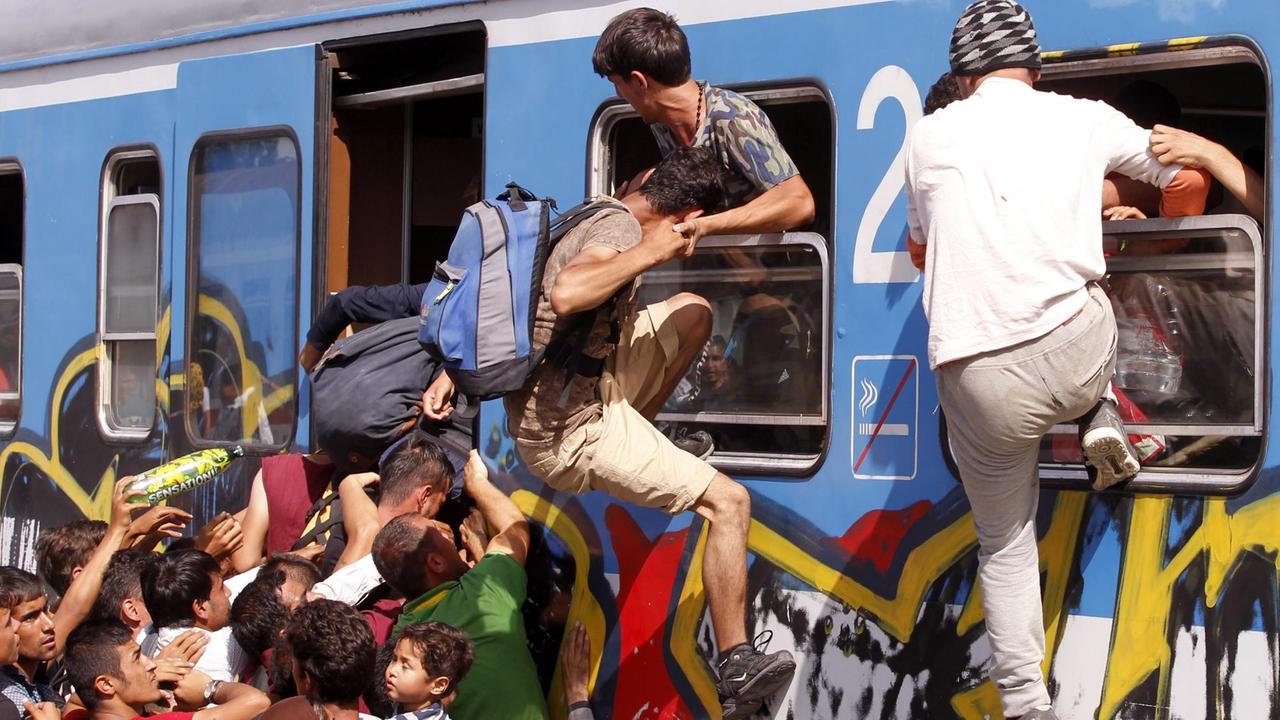 Migranten in der Beli Manastir versuchen einen Zug nach Zagreb zu besteigen