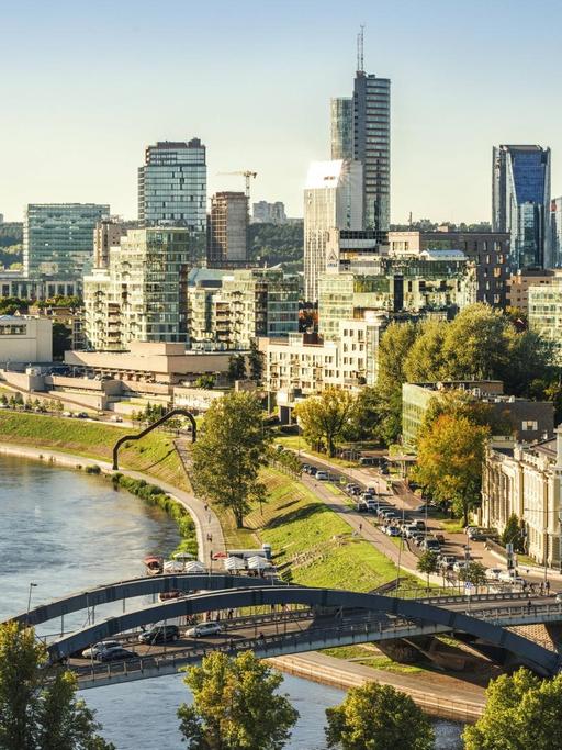 Blick auf das moderne Vilnius mit dem Europa Tower und dem Fluss Neris im Vordergrund.