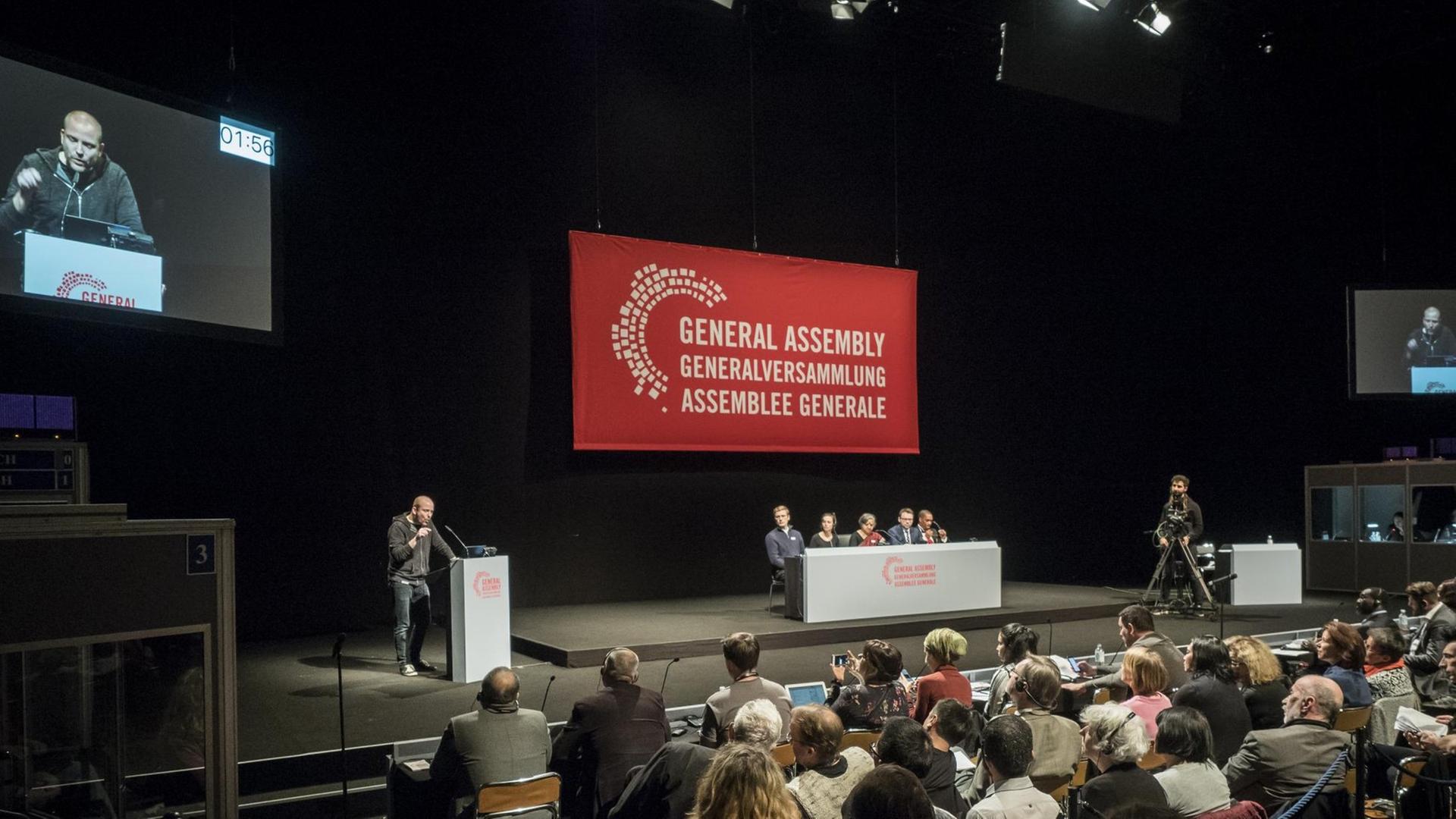 Szene aus dem Stück "General Assembly" von Milo Rau in der Schaubühne in Berlin.