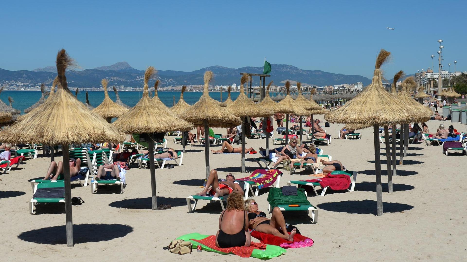Strandleben an der Playa de Palma in S'Arenal, fotografiert am 03.05.2016 in Arenal (Spanien) bei Palma de Mallorca.
