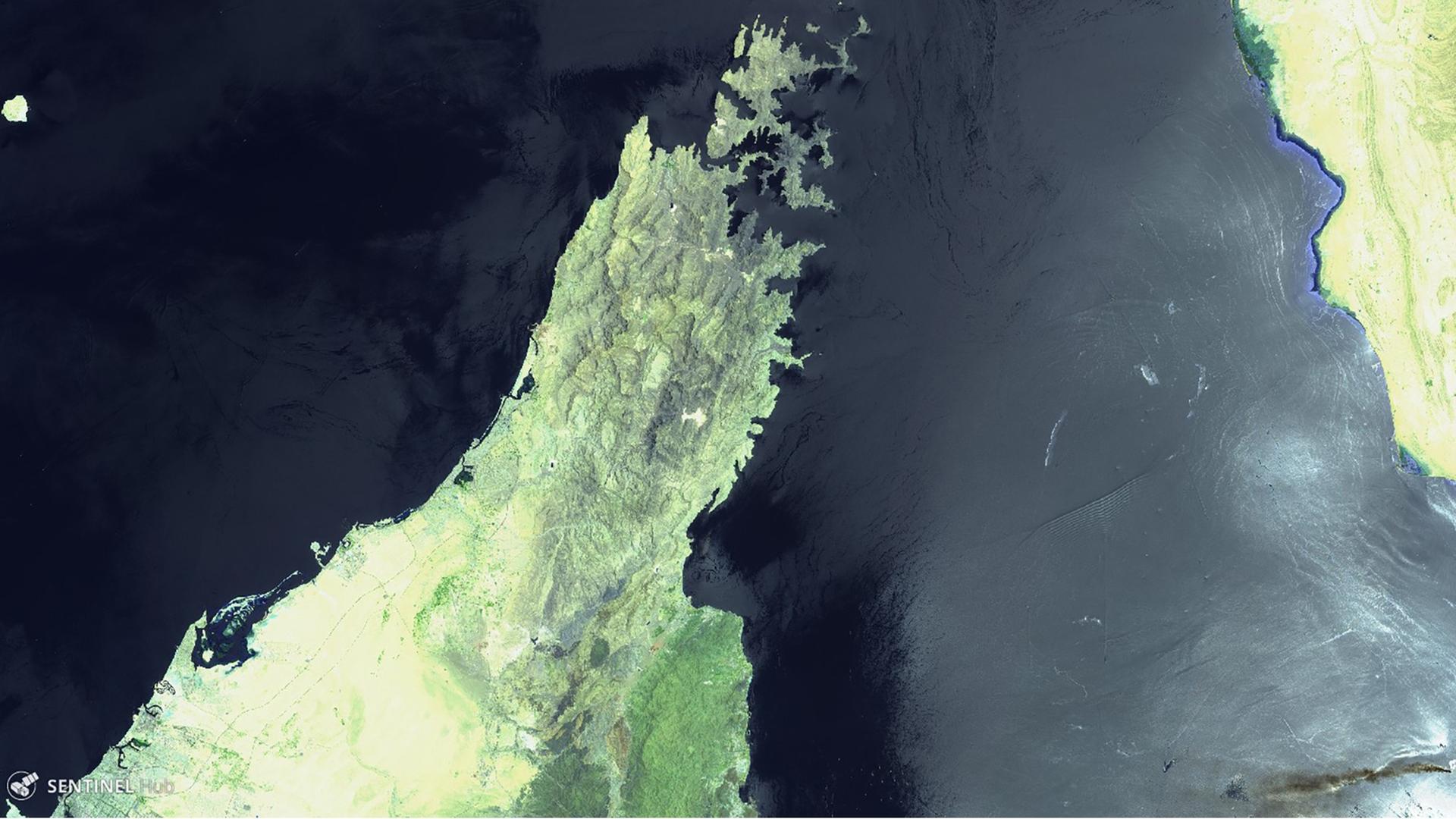 Das Falschfarbenbild des Satelliten Sentinel-2 der Europäischen Kommission zeigt den Öltanker "Front Altair" (unten rechts) im Golf von Oman mit Rauch
