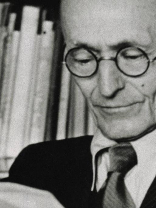 Der Schriftsteller und Dichter Hermann Hesse, 1877 - 1962, hochbetagt in seinem Haus in Montagnola im schweizerischen Tessin