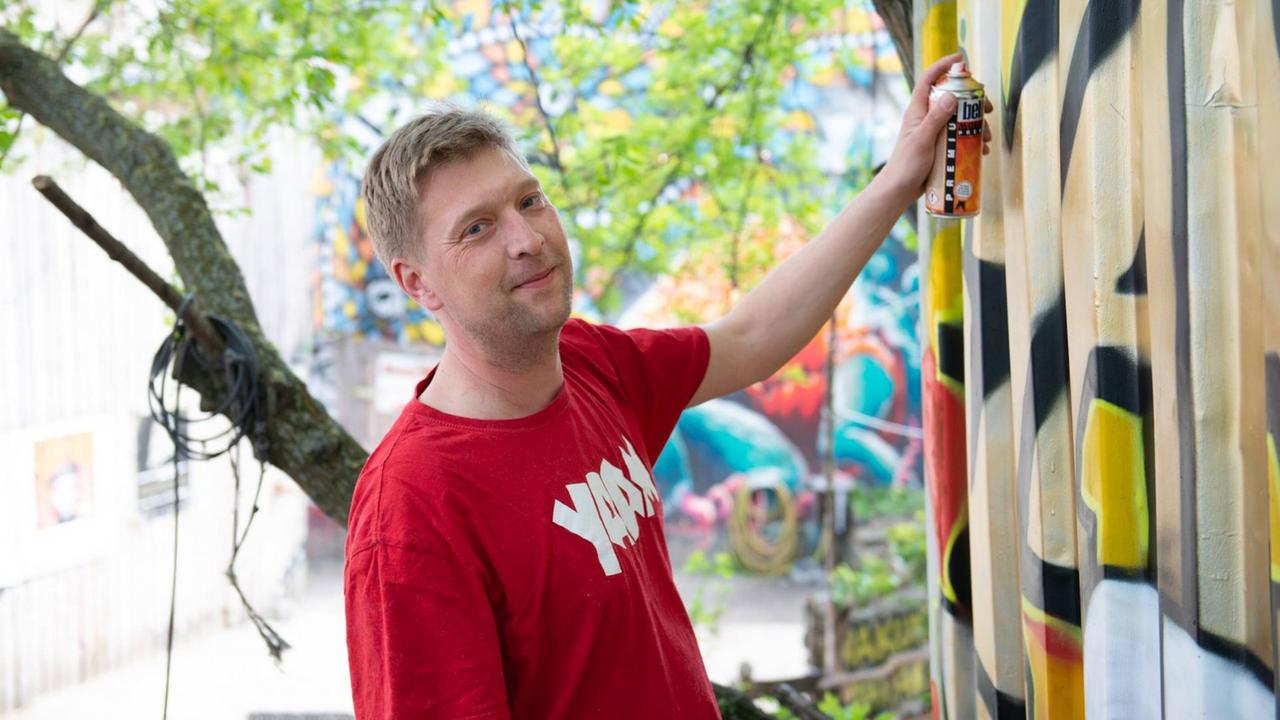 Hendrik auf der Heidt (38), Vorstandsmitglied, Leiter Kunstprojekte des "Yaam" mit einer Spraydose.