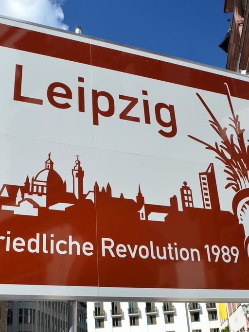 Schild vor der Leipziger Nikolaikirche mit der Aufschrift "Leipzig - Friedliche Revolution 1989"
