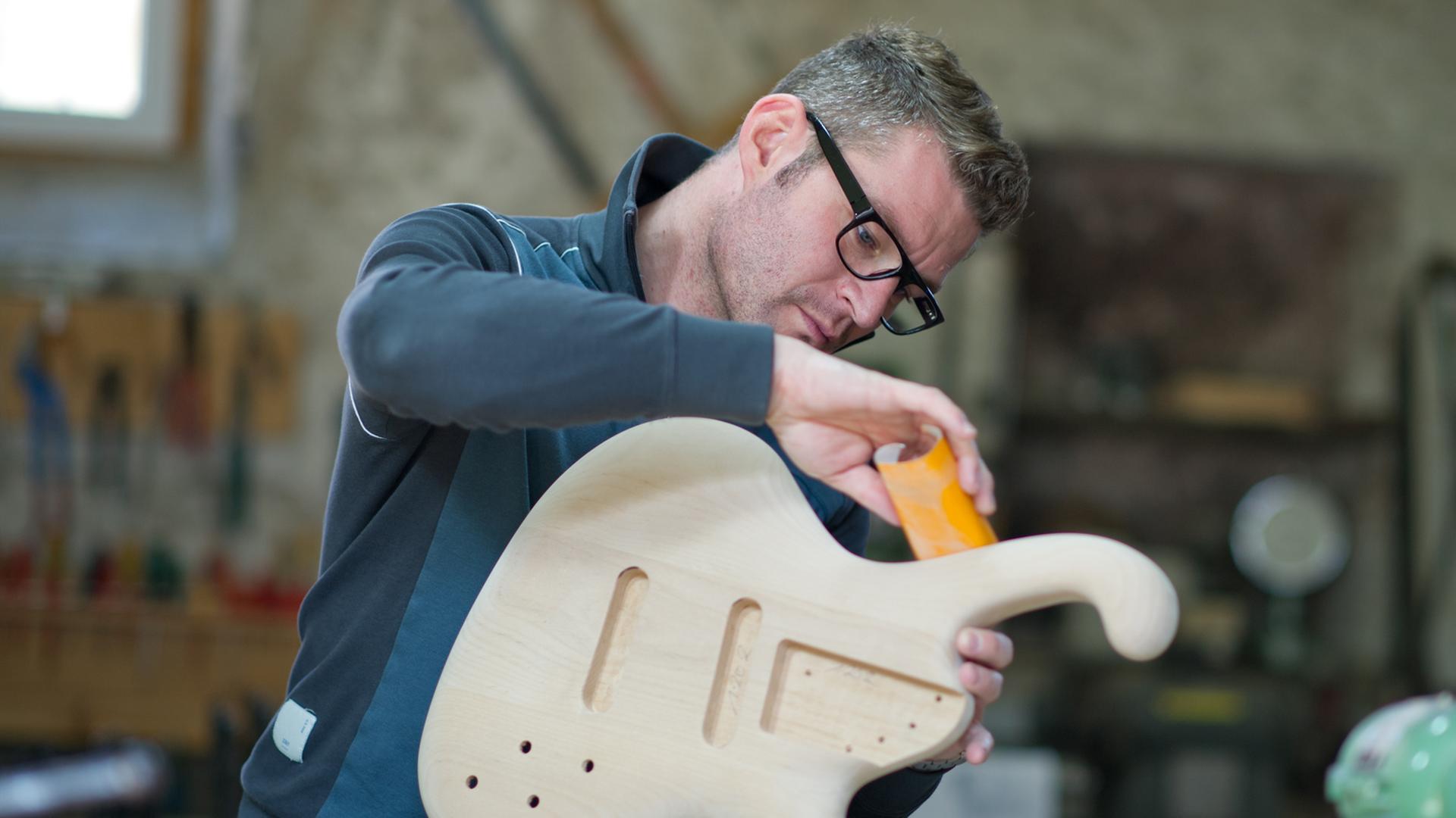 Der Gitarrenbauer Jens Ritter in Deidesheim in seiner Werkstatt bei der Arbeit an einer neuen Bassgitarre (aufgenommen 2012).