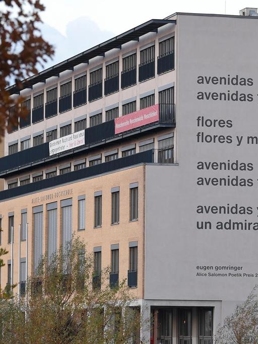 Die Fassade der Alice Salomon Hochschule in Berlin mit dem Gedicht von Eugen Gomringer. In der Zeile heißt es: "Alleen und Blumen und Frauen und ein Bewunderer".