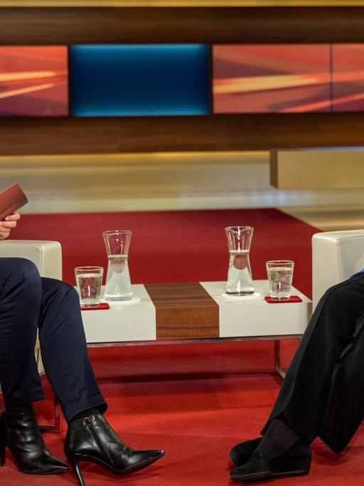 Bundeskanzlerin Angela Merkel (CDU) mit TV-Moderatorin Anne Will.