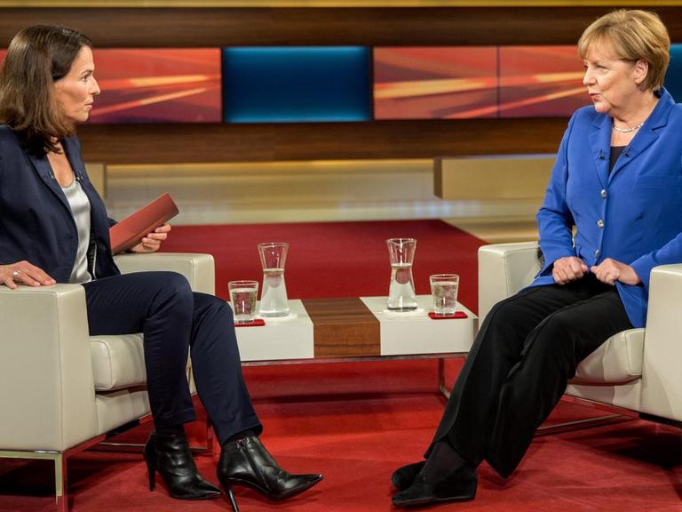 Bundeskanzlerin Angela Merkel (CDU) mit TV-Moderatorin Anne Will.