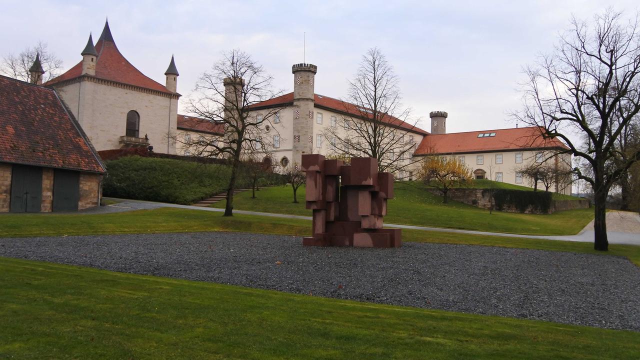 Schloss Derneburg mit einer Skulptur von Antony Gormley im Vordergrund