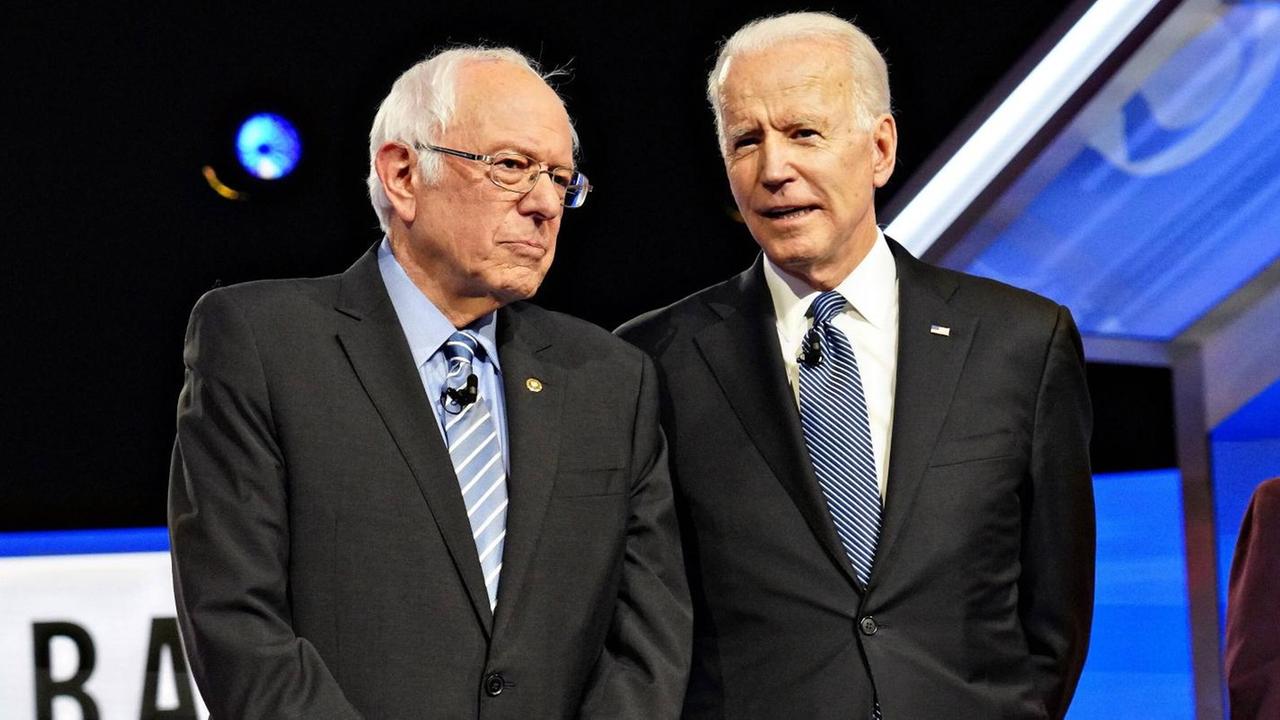 Senator Bernie Sanders (links) und der ehemalige Vizepräsident Joe Biden vor der TV-Debatte am 25.02.2020 in Charleston South Carolina.