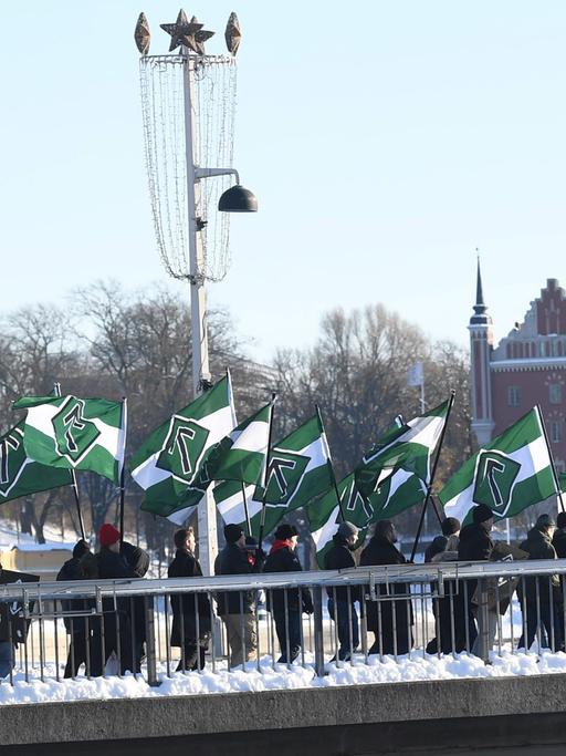 Mitglieder der Neonazi-Organisation Nordic Resistance Movement marschieren durch Stockholm.