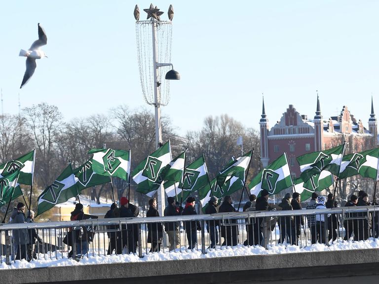 Mitglieder der Neonazi-Organisation Nordic Resistance Movement marschieren durch Stockholm.