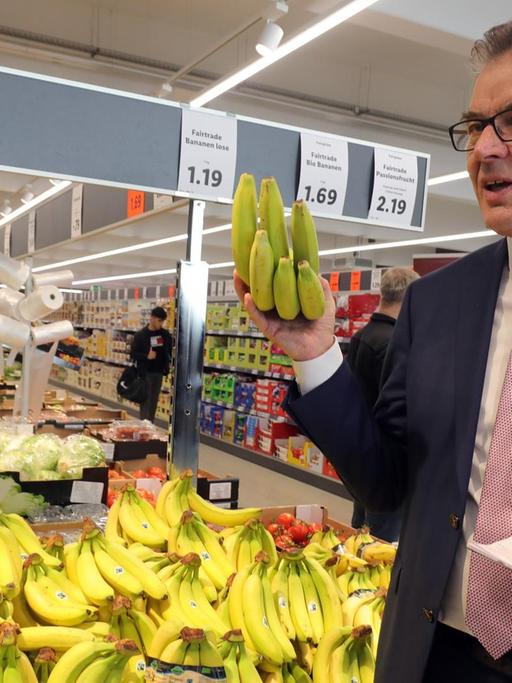 Gerd Müller (CSU), Bundesentwicklungsminister, informiert sich in einem Berliner Lidl-Supermarkt zu fairem Einkauf und wird dabei vom Vorsitzenden der Geschäftsleitung von Lidl Deutschland bei einem gemeinsamen Supermarkt-Rundgang begleitet.