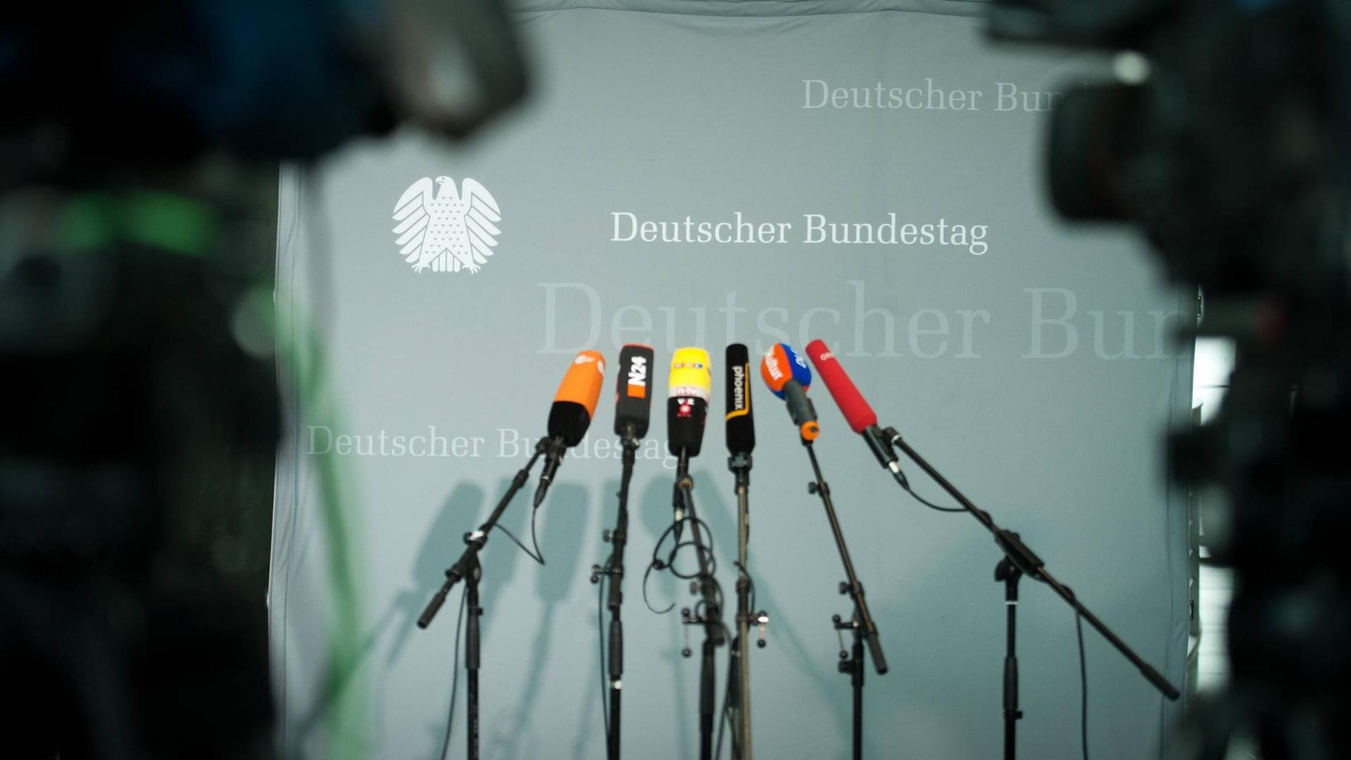 Mikrofone stehen im Bundestag. 