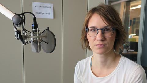 Niah Finnik in einem Studio von Deutschlandradio Kultur