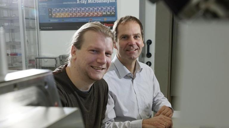 Die Jenaer Forscher Prof. Dr. Falko Langenhorst und Dr. Dennis Harries (vorne) 