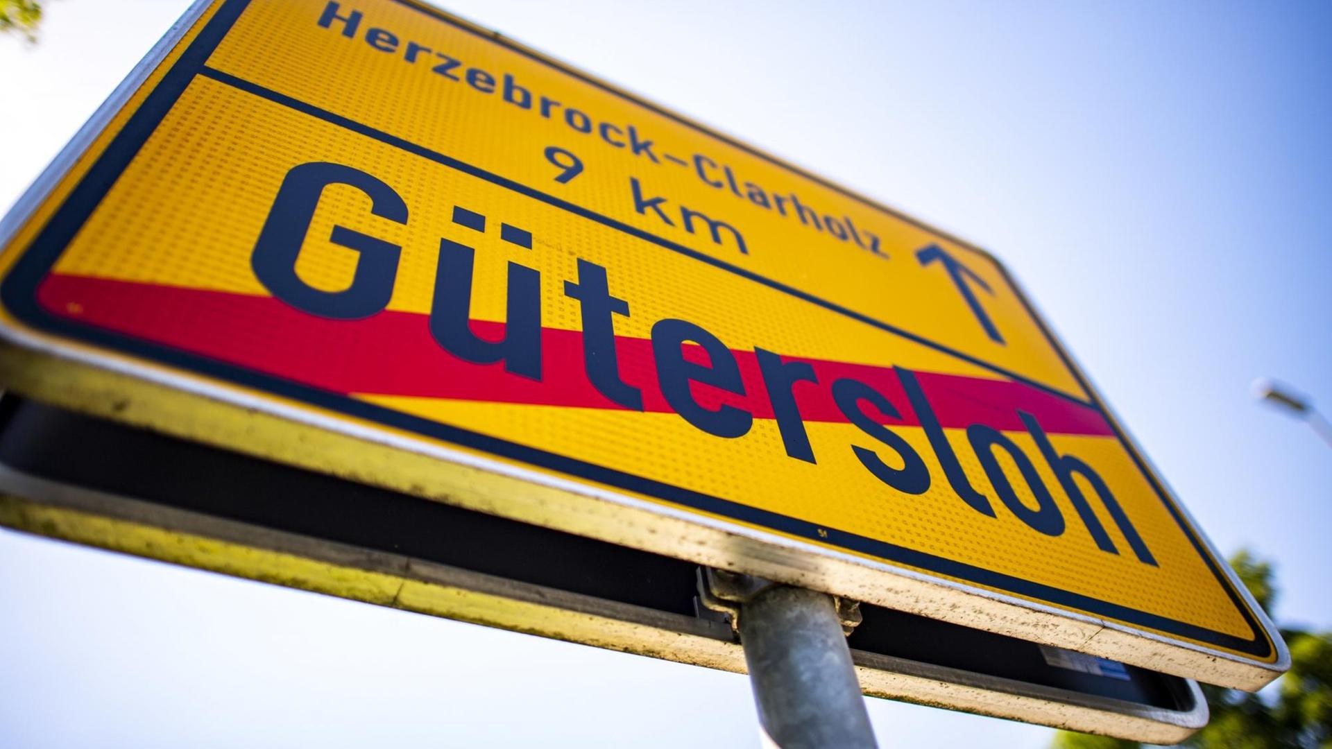 Ein Straßenschild zeigt die Ortsausfahrt Gütersloh.