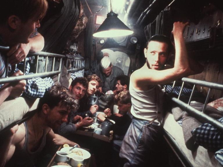 Blick in den Mannschaftsraum des U-Boots in einer Szene des Films "Das Boot", in dem das Schicksal der Mannschaft an Bord der "U 96" im Zweiten Weltkrieg geschildert wird.