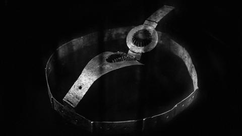 Ein Keuschheitsgürtel, fotografiert vor schwarzem Hintergrund