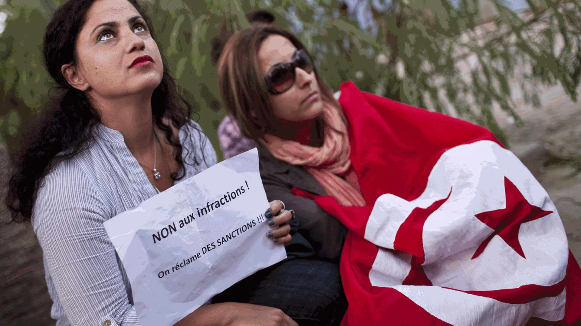 Zwei Tunesierinnen auf einer Demonstration 2011. Sie fordern nach dem Diktator Zine El Abidine Ben Ali Sanktionen gegen die frühere Regierung.