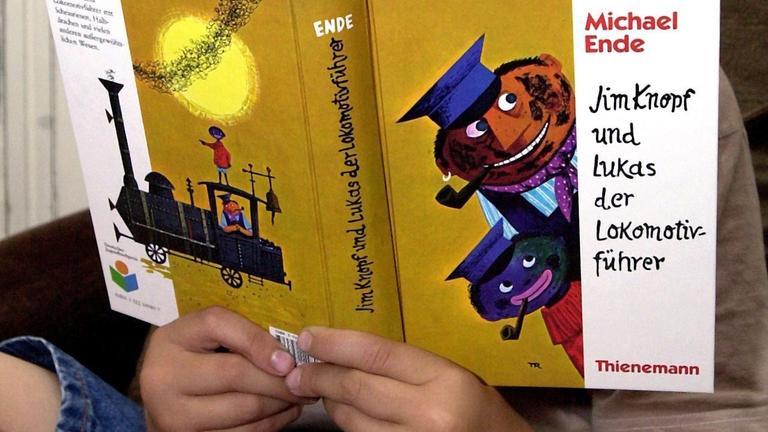 Lesen macht Spaß: Der zwölfjährige Tobias hat sich am 3.8.2000 in seinem Zimmer in Stuttgart in Michael Endes Welterfolg "Jim Knopf und Lukas der Lokomotivführer" vertieft. Das Kinderbuch feierte am 9. August 2000 seinen 40. Geburtstag. Bis heute wurde der Bestseller in 25 Sprachen, darunter litauisch und koreanisch, übersetzt und drei Millionen Mal verkauft.